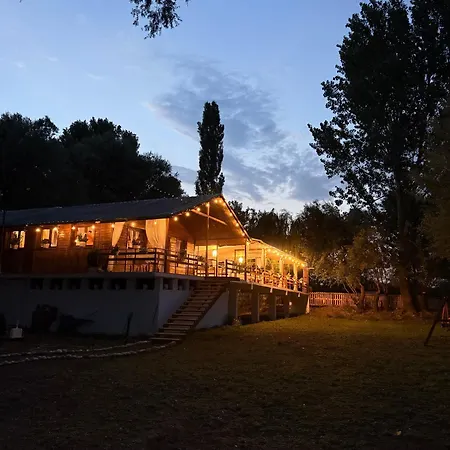 Taverna E Liqenit Parque de Campismo