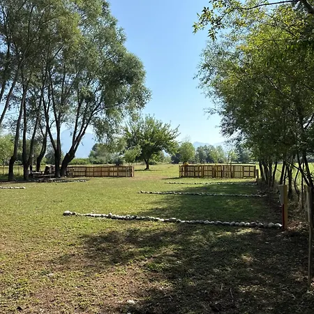 Taverna E Liqenit Parque de Campismo