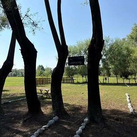 Taverna E Liqenit Parque de Campismo *