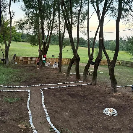 Parque de Campismo Taverna E Liqenit *