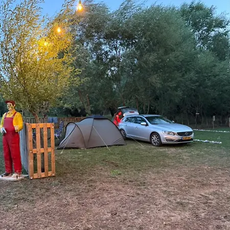 Taverna E Liqenit Parque de Campismo